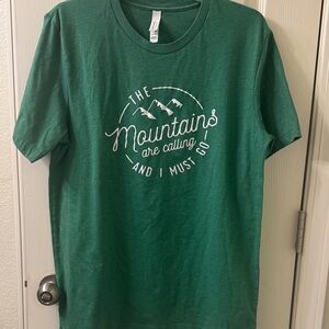 Green Graphic T-Shirt The Mountains are Calling